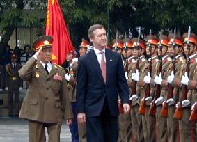 U.S. defense chief Cohen arrives in Hanoi